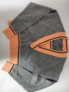 グレーとオレンジのVネックカーディガン