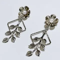 【イヤリング】パール付きフラワーリーフイヤリング