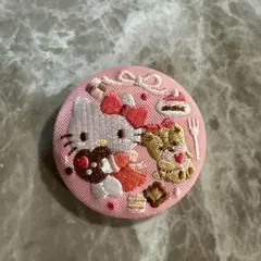 サンリオ　刺繍缶バッチ　キティ