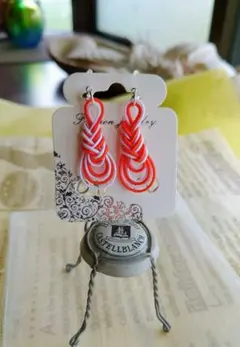 ♡ビタミンカラーのオレンジ・ホワイトストライプのしずく型水引アクセサリー