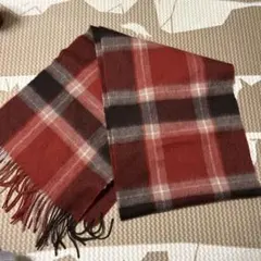 赤と黒のチェック柄マフラー