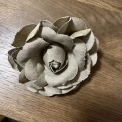 布製花形ブローチ ベージュ