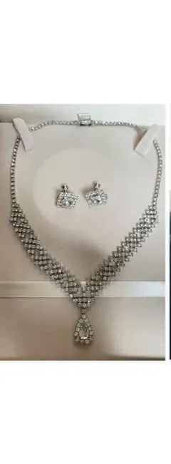 クリスタル V字型 ネックレス イヤリング セット　♥️お姫様♥️お嬢様♥️お上品♥️