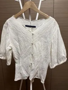 an another angelus アイレットレース ブラウス ホワイトのサムネイル