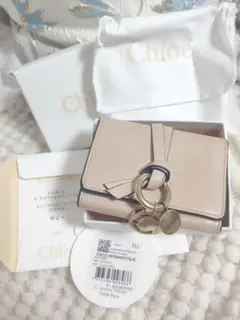 【極美品】Chloe クロエ　三つ折り財布　トリフォールド　ベージュ　チャーム付 極美品】Chloe クロエ 三つ折り財布 トリフォールド ベージュ