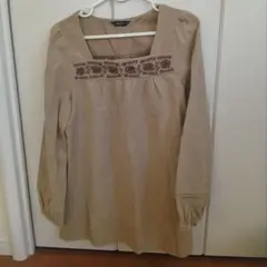 F◆COMME CA ISM◆スクエアネックカットソー◆刺繍◆ベージュ系