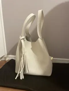 ホワイトタッセル付きハンドバッグ