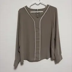 美品　ナチュラルビューティーベーシック　バイカラーVネックブラウスのサムネイル