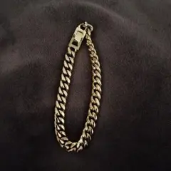 金のネックレスとブレスレットです。自分のサイズに合わなかったため出品します。