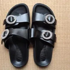 ZARA ビジュー付きブラックサンダル