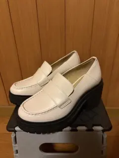 MICHEAL KORS 厚底ローファー ホワイトのサムネイル