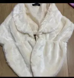 クリーム色ファーポンチョ