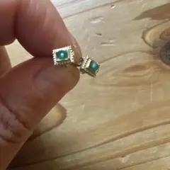 緑色石 スクエア型 スタッドピアス