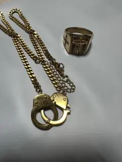 ゴールドの手錠モチーフ ネックレスと十字架モチーフリング セット
