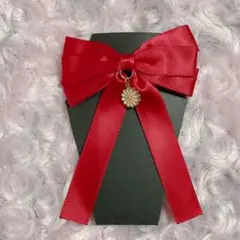 赤いリボンのヘアクリップ 菊紋 チャーム付き