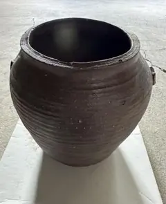 訳あり。黒褐色の甕。アンティーク。メダカ鉢。金魚鉢。傘立て。高さ59