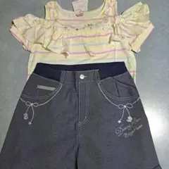 肩開きフリルカラフルボーダー柄Tシャツと刺繍入りショートパンツ2点セット