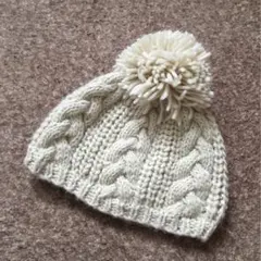 ベージュ系　ケーブル編み ニット帽 ポンポン付き