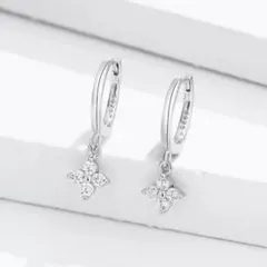 フープピアス ワンタッチ 揺れるクローバーピアス シルバー キャッチレス