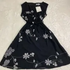 新品✨タグ付き　花柄　黒　ノースリーブ 膝丈　モノトーン　レトロ　総柄