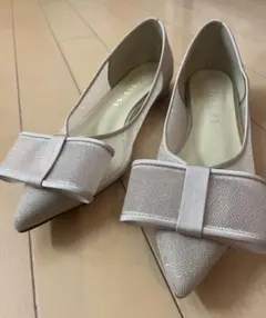 ベージュ ポインテッドトゥ フラットシューズ リボン付き