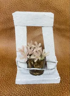 木製小さな花の窓辺のサムネイル