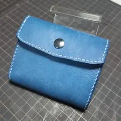 青いレザー ミニ財布 ボタン式