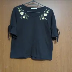 花柄刺繍 ブラック Vネック Tシャツ　イーハイフンワールドギャラリー