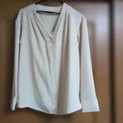 GU　ベージュ　長袖シャツ　パールボタン付き　Vネック　Mサイズ