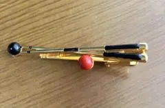 デザイン ネクタイピン 黒赤　ビリヤード