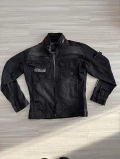 黒いワークシャツとカーゴパンツのセット