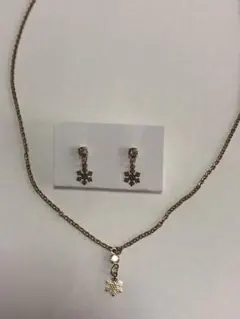 雪の結晶ネックレスとピアスセット