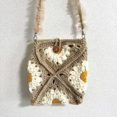 ショルダーバッグ　ベージュ　お花モチーフ　グラニースクエア　編み物