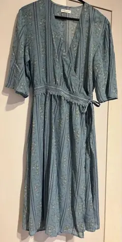 今週末までのSALE！花柄ラップドレス 半袖 青色