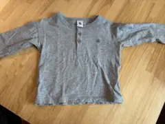 プチバトー　グレーのボタン付き長袖Ｔシャツ