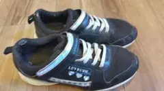 LUVRUSH ブラック スニーカー