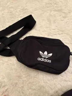 adidas ブラック ボディバッグ