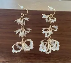 美品⭐️フラワーモチーフ ロングピアス ゴールドカラー