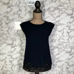 JUSGLITTY　（１）　レース切替ノースリーブブラウス　濃紺　きれいめ