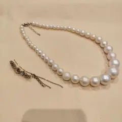 ホワイトパール風ネックレスとイヤーアクセサリー