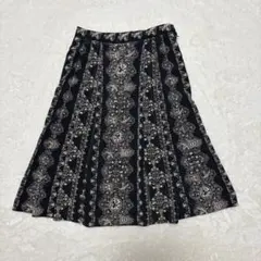 バンベール　フレアスカート 黒と白のプリント柄　ファスナー　膝丈