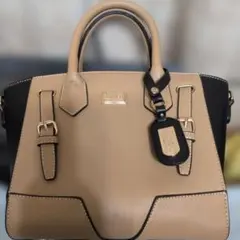 #ビバユー　#ベージュと黒の　洒落たハンドバッグ