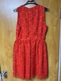 ZARA 赤の花柄刺繍ノースリーブワンピース