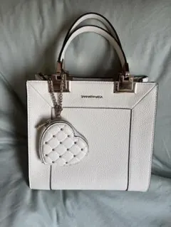 Samantha Vega ハートチャーム付きBOXトート (アイボリー)