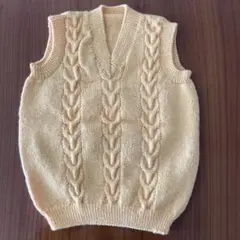 淡い黄色のケーブル手編みVネックベスト