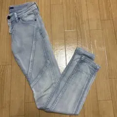 ライトブルーデニム スリムフィット