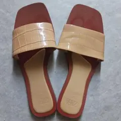 ZARA クロコダイル風フラットサンダル