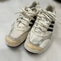 adidas 体育館シューズのサムネイル