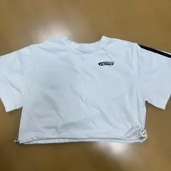 U.TRACK クロップドホワイト ロゴ入り ショート丈Tシャツ