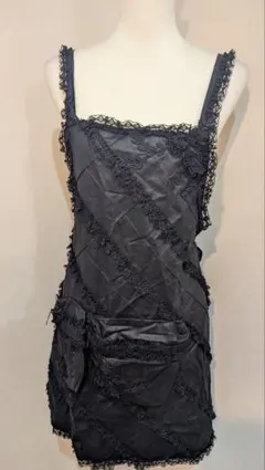 レース装飾付き黒エプロン